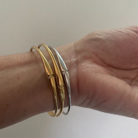 Three thin gold and silver cuff bracelets - Picture 6 of 6